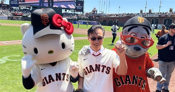 EVA Air promotes Taipei-Washington route at MLB Giants' Hello Kitty Day