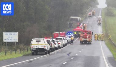 Man dies in fuel tanker rollover on Princes Freeway east of Melbourne