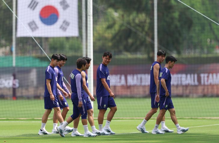 Players of the Korean national football team, including Oh Hyeon-gyu, center, take part in recovery training at Chivas Valle Verde in Zapopan, near Guadalajara, Mexico, June 12, the day after winning their first group stage match against Czechia in the 2026 North Central American World Cup. Their next match in agasint Mexico, June 19. Yonhap