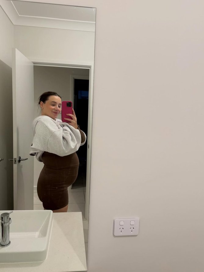 Danielle pictured 18-weeks pregnant.