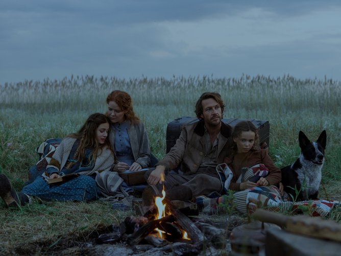 Little House on the Prairie. (L to R) Skywalker Hughes as Mary Ingalls, Crosby Fitzgerald as Caroline Ingalls, Luke Bracey as Charles Ingalls, Alice Halsey as Laura Ingalls.