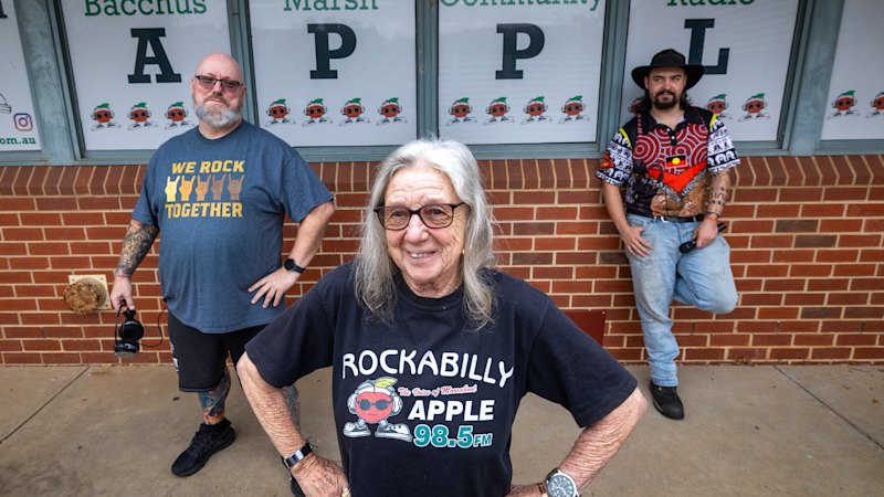 Bacchus Marsh community radio station Apple 98.5 FM faces closure after 40 years. But volunteers are fighting back