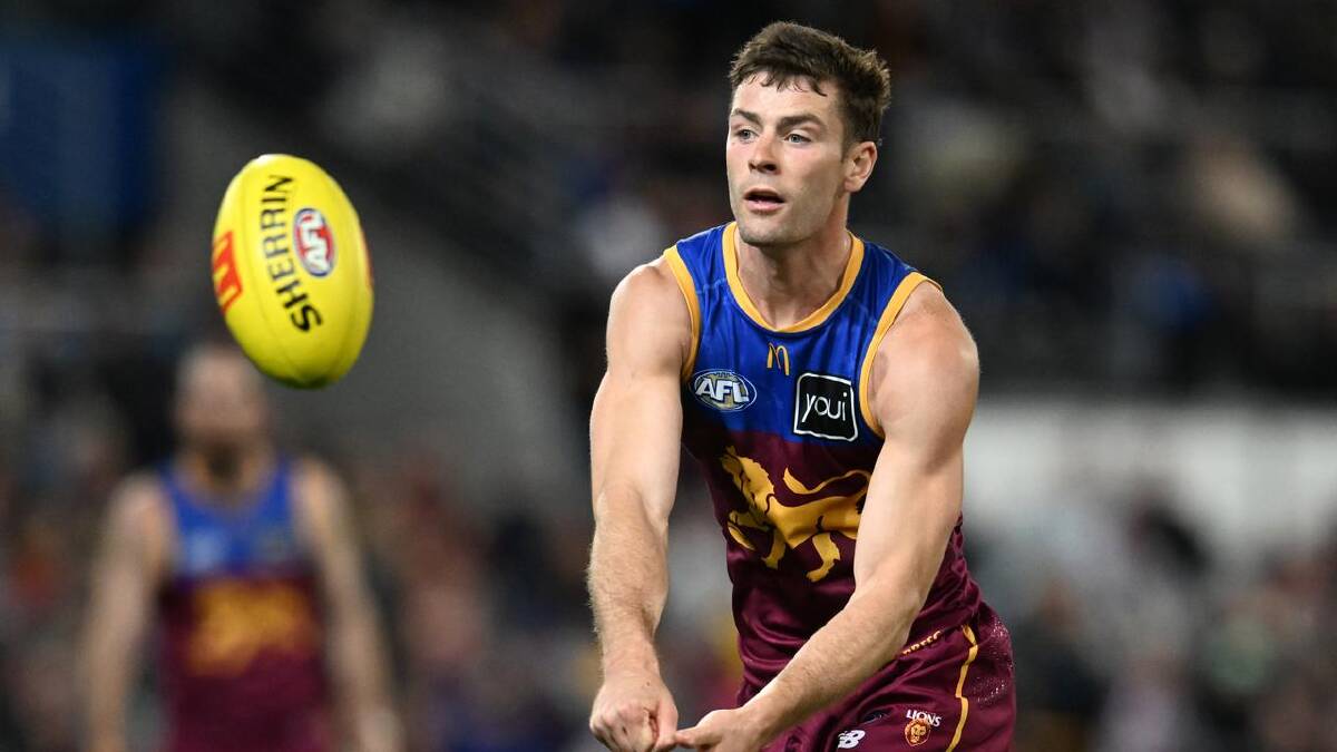 Josh Dunkley's clash with Matt Rowell will be one to watch this weekend. (Darren England/AAP PHOTOS)