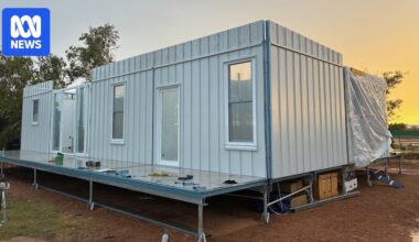 Quilpie builders experiment with 'flat-pack' housing to improve supply in the outback