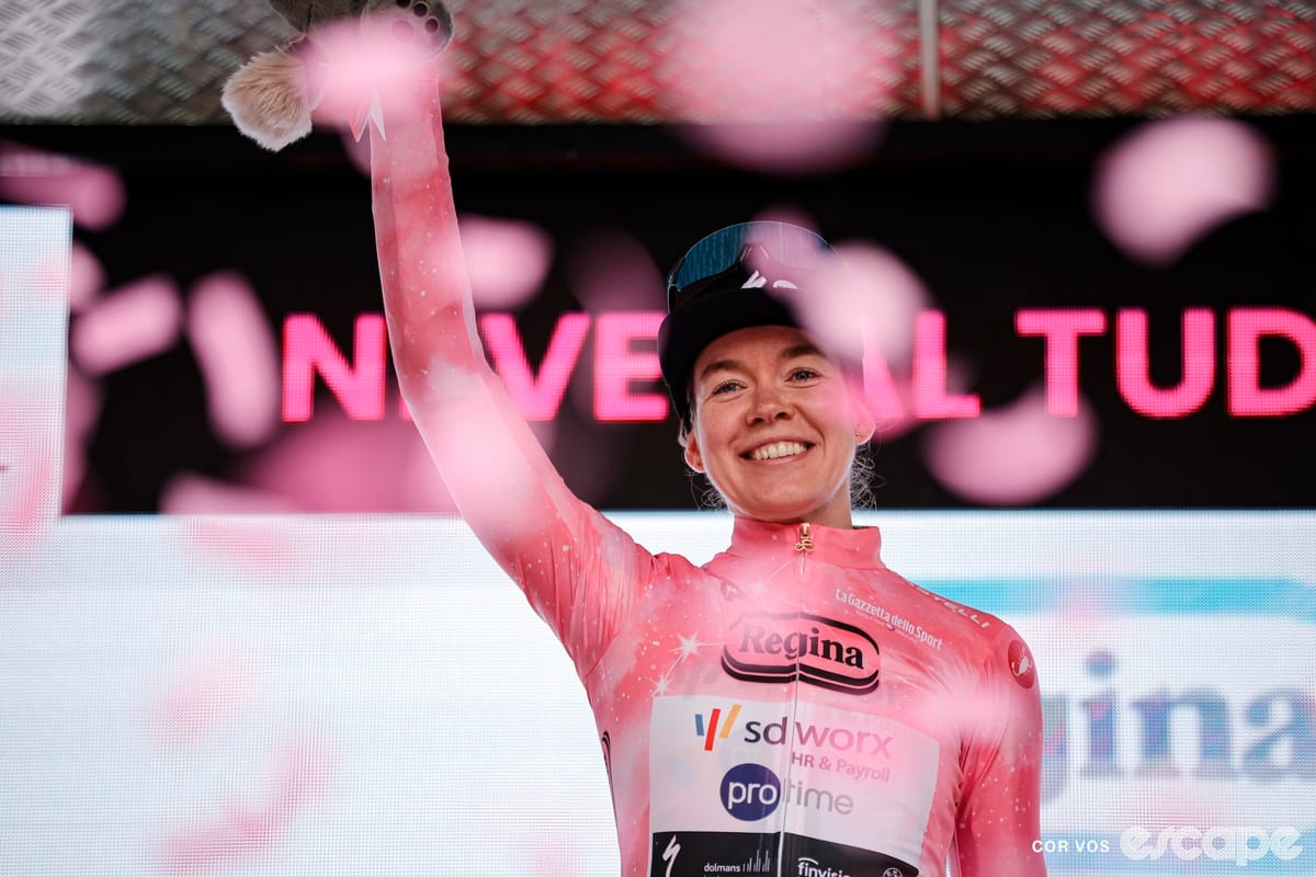 No, it's not 2021. Yes, that is Anna van der Breggen in pink.