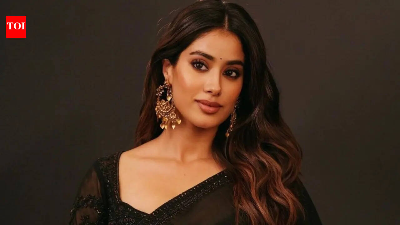 Janhvi Kapoor: 'Peddi' Controversy: Janhvi Kapoor's alleged chats mention Sreeleela; 'They’ll say close up and put camera on your..., cant trust ' | Hindi Movie News