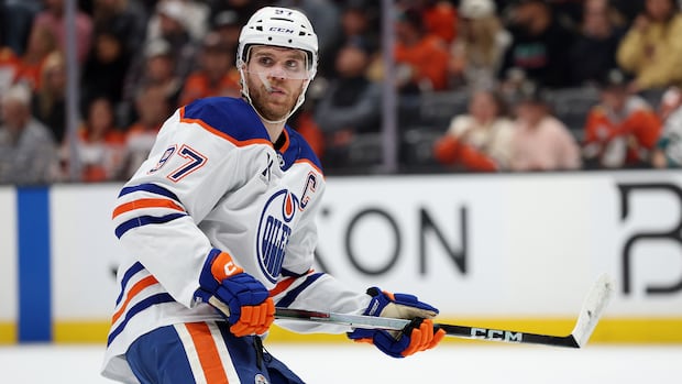 Oilers' superstar captain Connor McDavid wins 5th Ted Lindsay Award, tying Gretzky