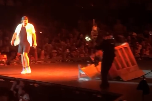 Morgan Wallen flipping piano