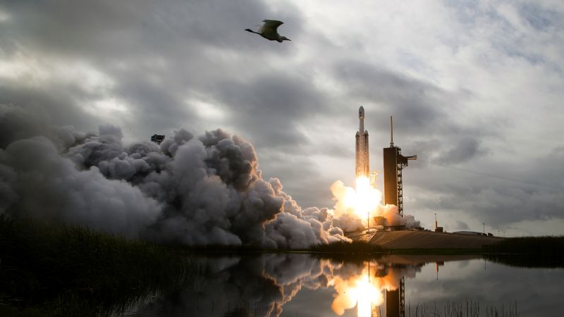 Live updates: Investors await first trade in SpaceX market debut