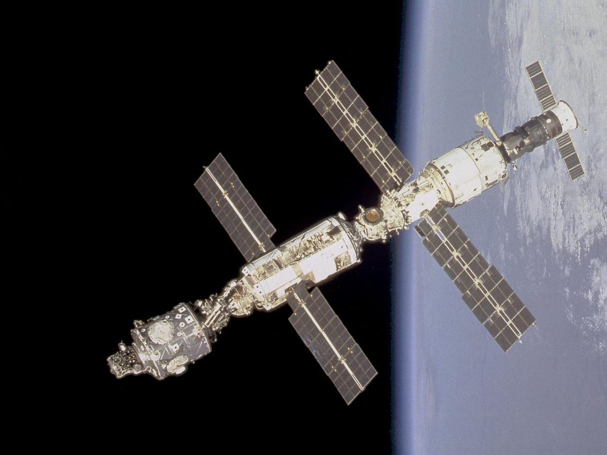 Air leaks on the International Space Station