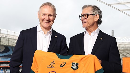 Current Wallabies head coach Joe Schmidt (L) and incoming Wallabies head coach Les Kiss.