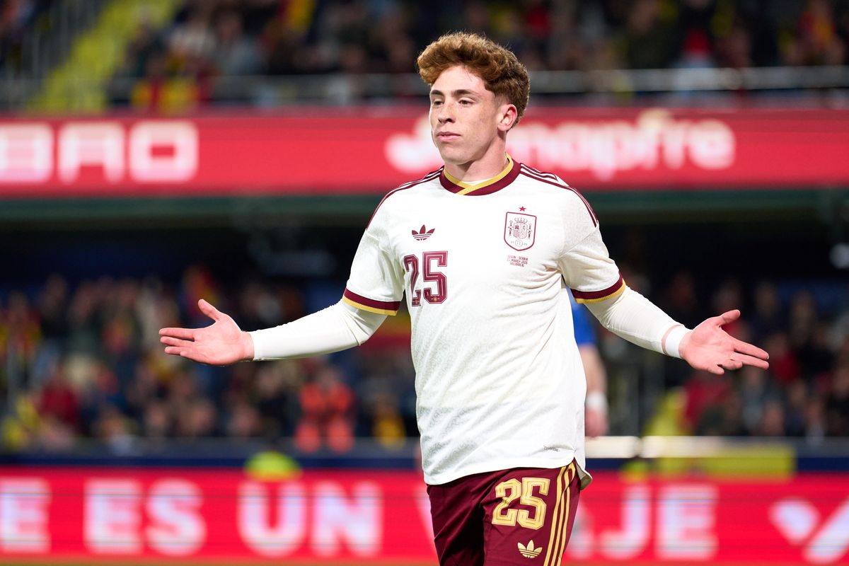Victor Munoz of Spain celebrates scoring his team's third goal during the International Friendly match between Spain and Serbia