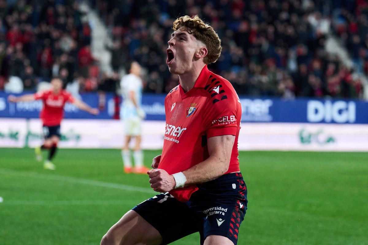 Victor Munoz of CA Osasuna celebrates scoring his team's third goal during the LaLiga EA Sports match between CA Osasuna and Real Oviedo