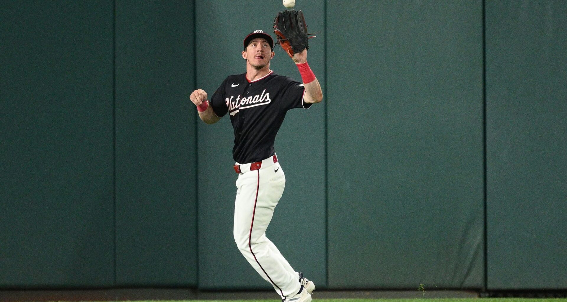 Nationals' Jacob Young leaves game after crashing into outfield wall