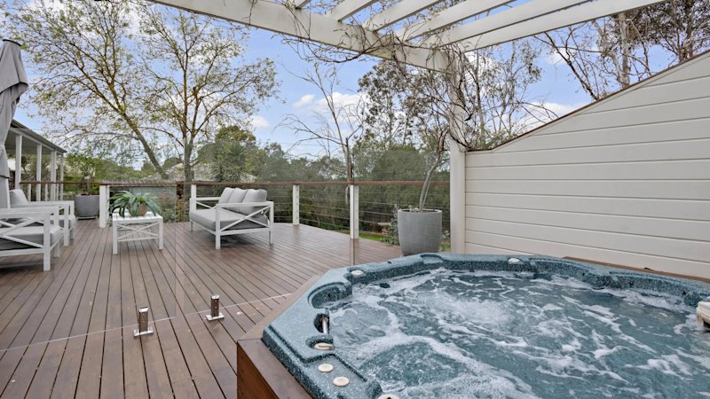 Melbourne property: Houses selling for hundreds of thousands of dollars less in property downturn