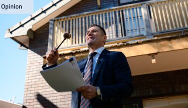 Australian housing prices: Risks of a tumbling house and apartment property market