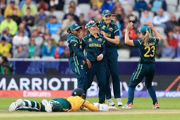 Australia’s Georgia Wareham, center, celebrates with teammates after running out South Africa’s Marizanne Kapp.