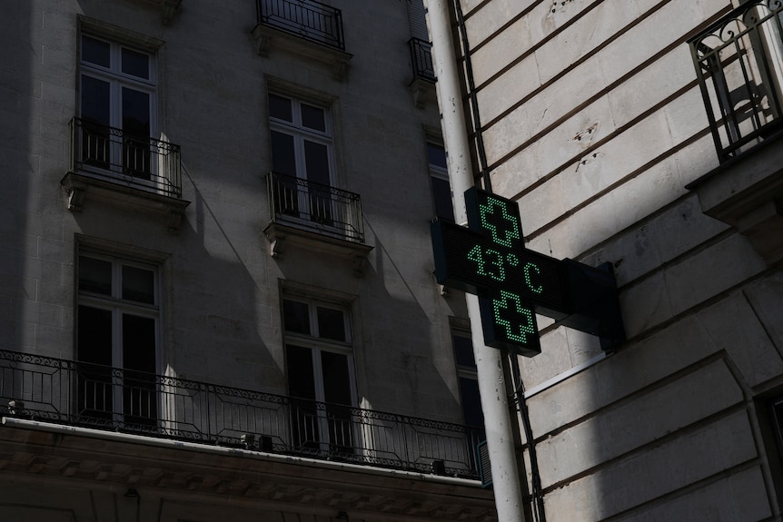 A pharmacy thermometer shows a temperature of 43 degrees Celsius in Nantes.