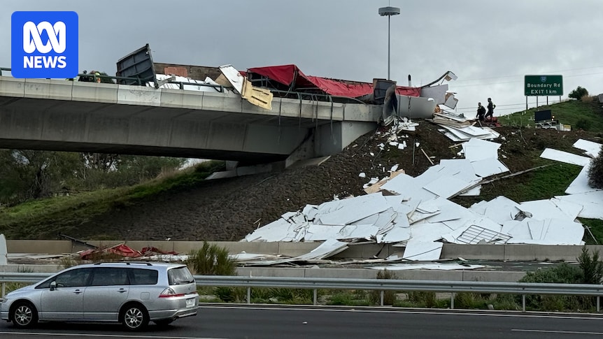 Truck rollover forces closure of Melbourne's Princes Freeway