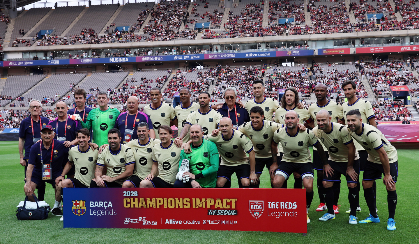 The Barca Legends squad poses ahead of kickoff for the Champions Impact in Seoul 2026 match at Seoul World Cup Stadium in Mapo District, western Seoul, on June 6. [NEWS1]
