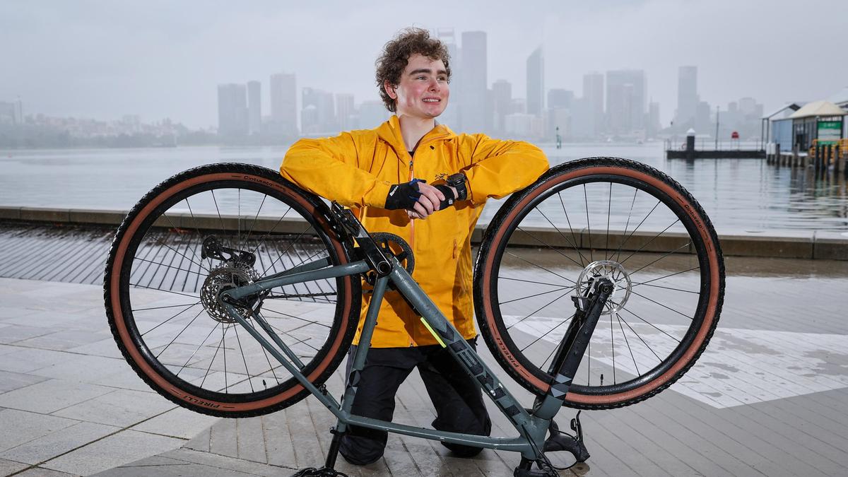 Michael Swift: Perth student breaks international cycling record raising funds for Leukaemia Foundation