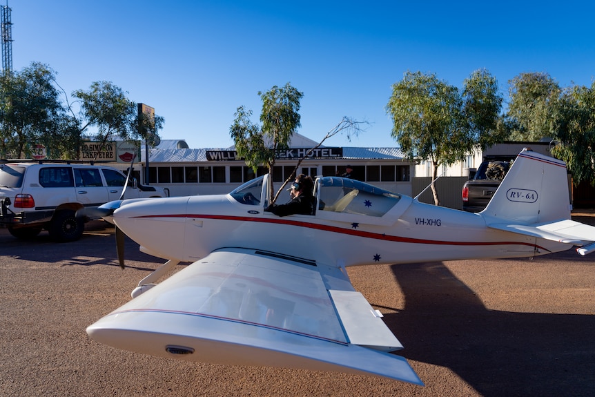 A small plane in front of the William Creek Hotel