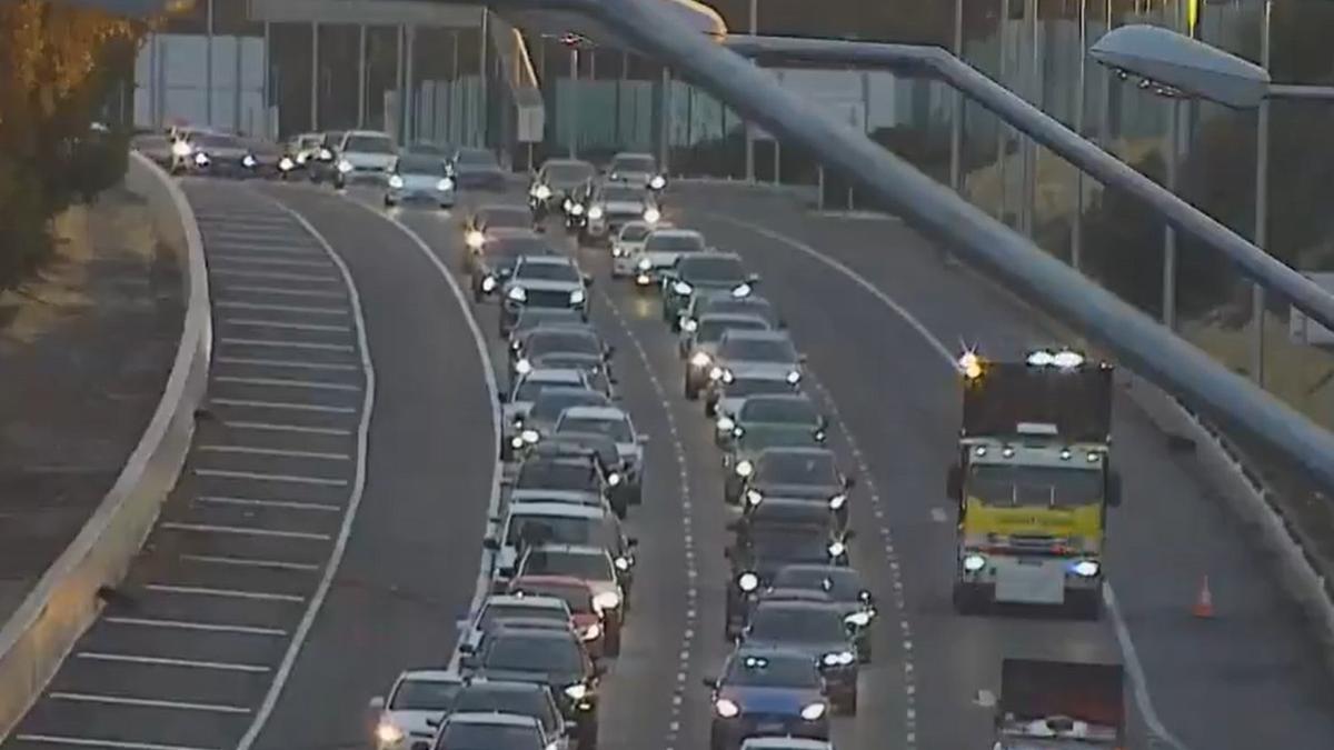 Perth traffic: Heavy congestion after crash closes part of Mitchell Freeway southbound in Woodvale