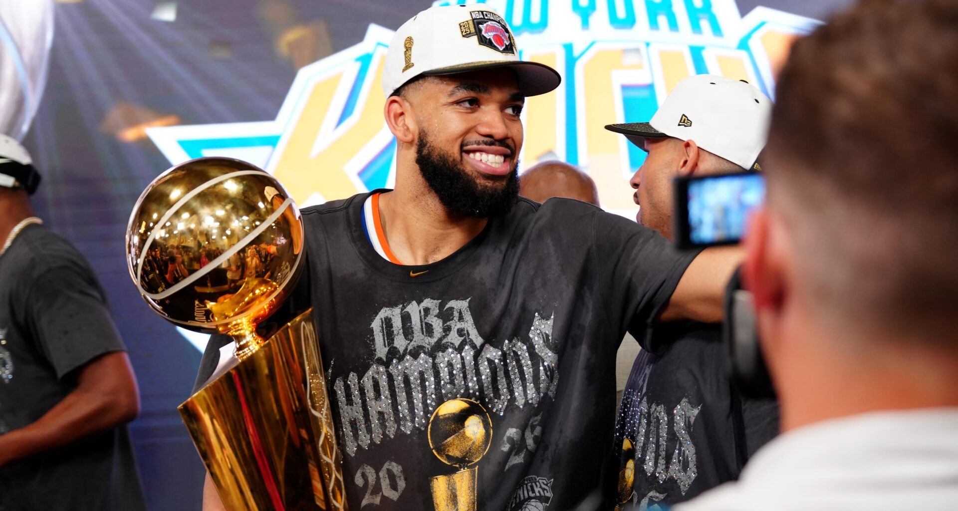 KAT Shout Outs Fiancee Jordyn Woods' Lucky Bag, Mom, Dad & Anthony Edwards After Knicks Win Title