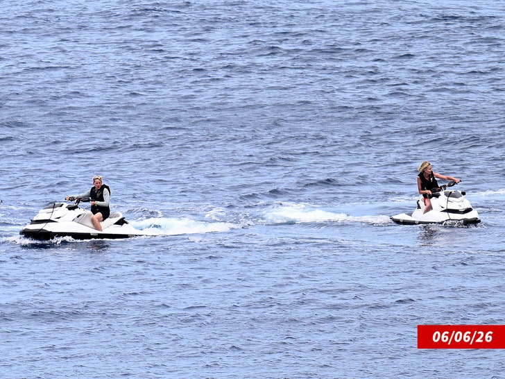 Kris Jenner Ellen DeGeneres and Portia de Rossi splash 3