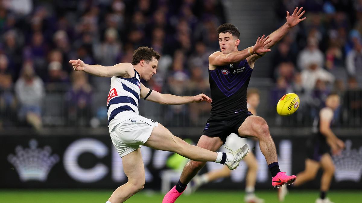 AFL Live Scores: Fremantle Dockers look to set new record in incredible winning run against Geelong