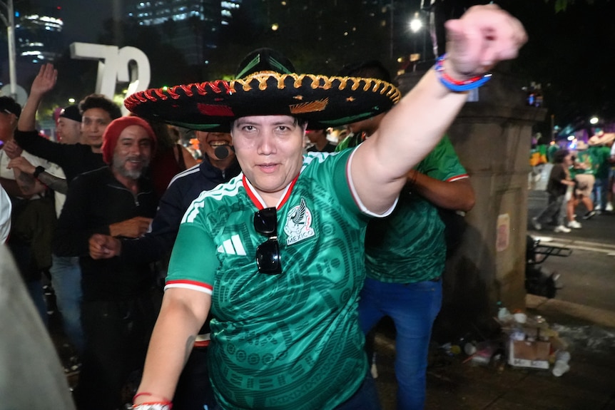 A fan with a sombrero dance.
