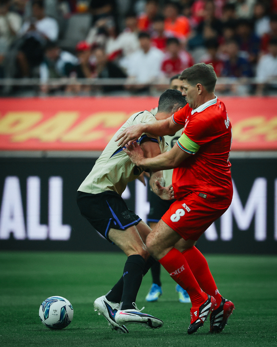 The Reds Legends captain-manager Steven Gerrard battles for the ball in the Champions Impact in Seoul 2026 match at Seoul World Cup Stadium in Mapo District, western Seoul, on June 6. [NEWS1]