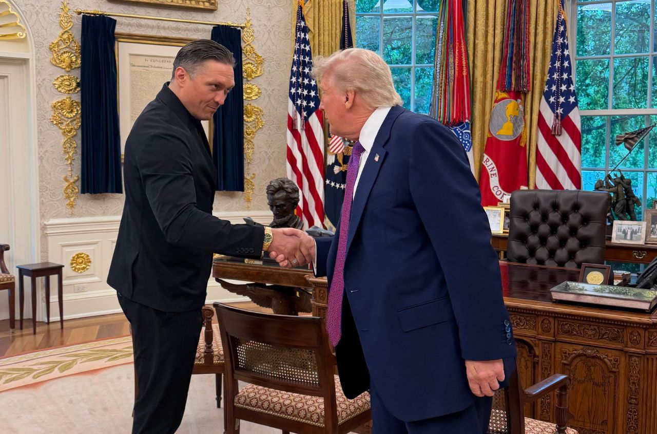 Trump Meets Oleksandr Usyk at White House Oval Office