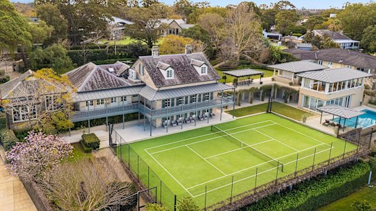 David Murray, a former chief executive of the Commonwealth Bank, and his wife, Stephanie, have sold their grand Hunters Hill home for a suburb record of $26.25 million.