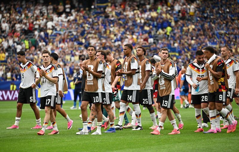 Football: Soccer-Germany's big names must deliver, team to go to the limit against Paraguay