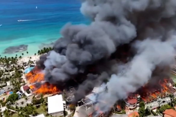 A dramatic fire in an upmarket resort in the Dominican Republic has  claimed one life. 
