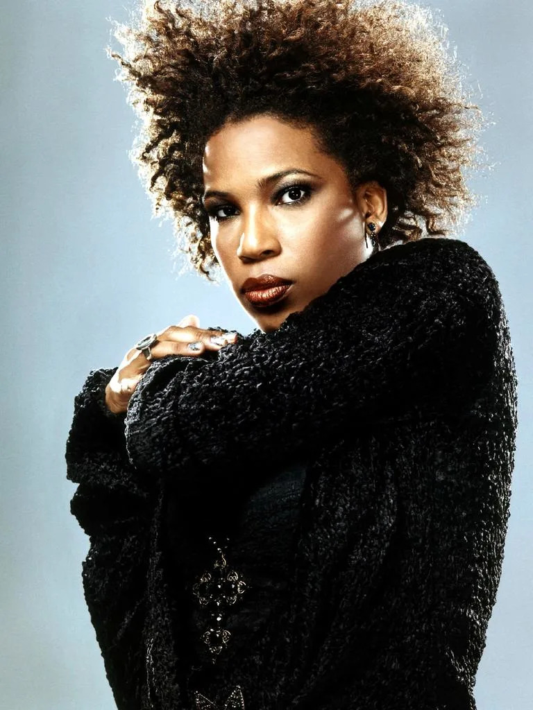 03/09/2001 PIRATE: Singer Macy Gray.  p/