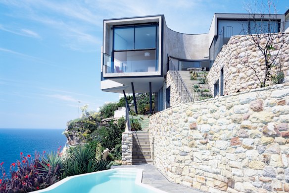Holman House’s swimming pool follows the curvature of the cliff face.