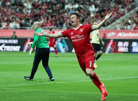 The Reds Legends forward Robbie Keane complains about being flagged offside, only to score mere minutes later, in the Champions Impact in Seoul 2026 match at Seoul World Cup Stadium in Mapo District, western Seoul, on June 6. [NEWS1]