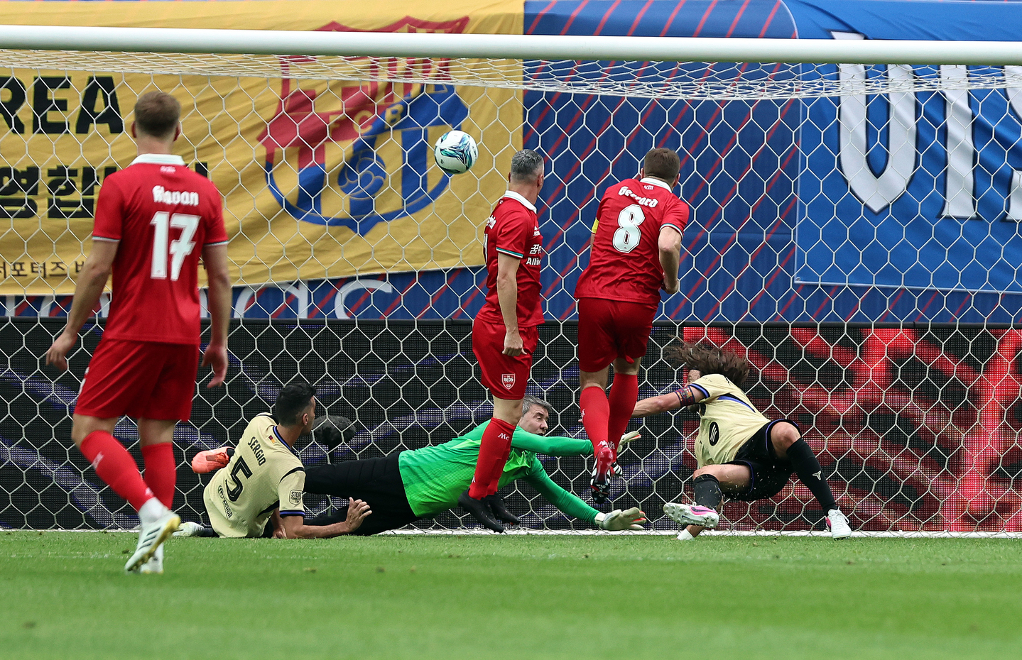 The Reds captain-manager Steven Gerrard scores in the Champions Impact in Seoul 2026 match at Seoul World Cup Stadium in Mapo District, western Seoul, on June 6. [NEWS1]