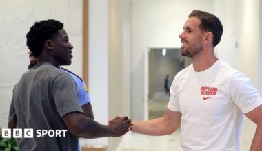 Kobbie Mainoo and Jordan Henderson of England shake hands