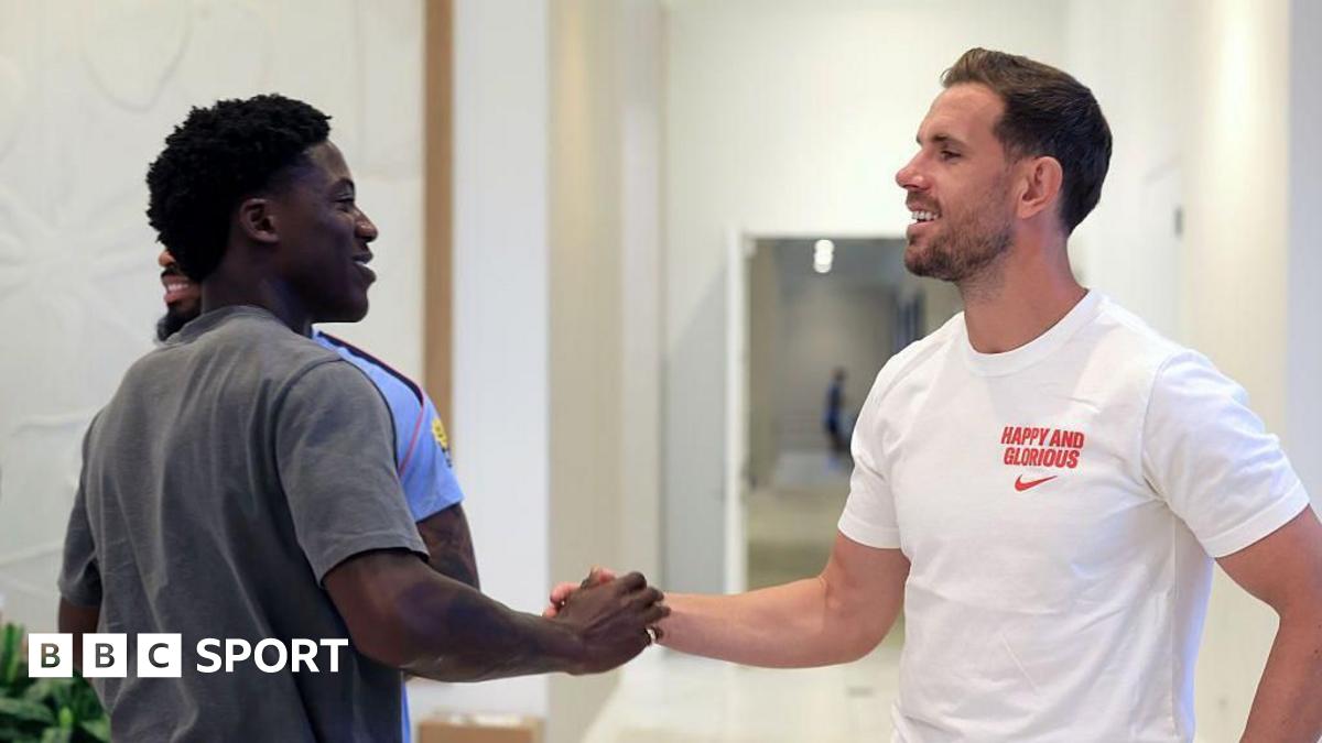 Kobbie Mainoo and Jordan Henderson of England shake hands
