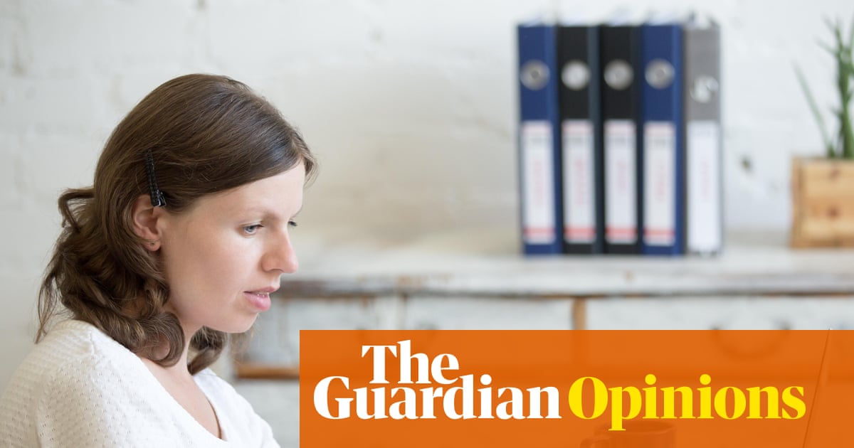 Momfluencers are co-parenting with AI. Is it better than a man? | Arwa Mahdawi