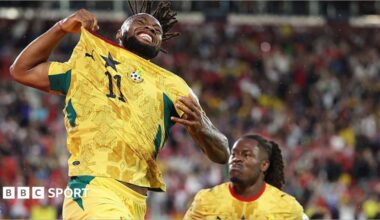 Ghana and Panama players battle for the ball