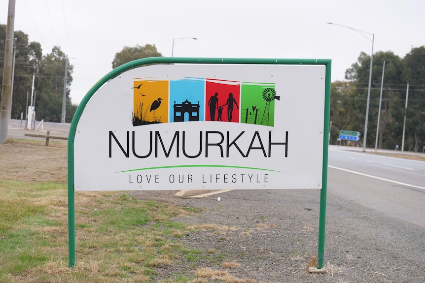 A town sign for Numurkah saying "Love our lifestyle"