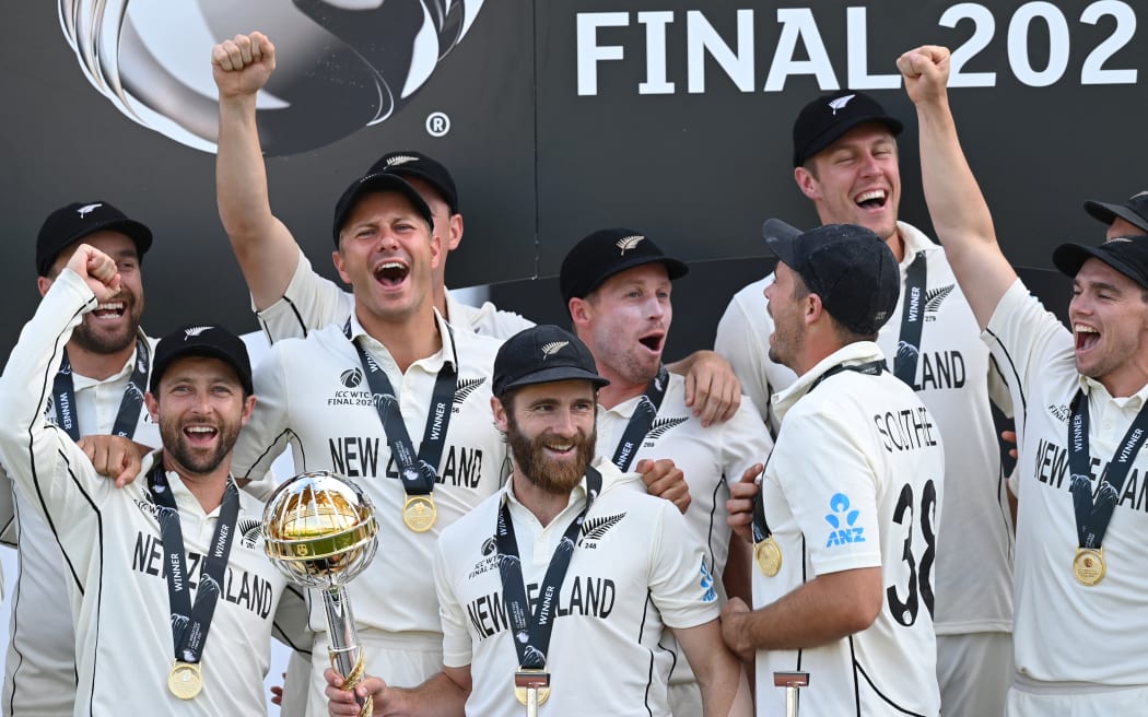 New Zealand's captain Kane Williamson (C) holds the winner's Mace as New Zealand players celebrate victory on the final day of the ICC World Test Championship Final between New Zealand and India at the Ageas Bowl in Southampton, southwest England on June 23, 2021. New Zealand beat India by 8 wickets. (Photo by Glyn KIRK / AFP) / RESTRICTED TO EDITORIAL USE