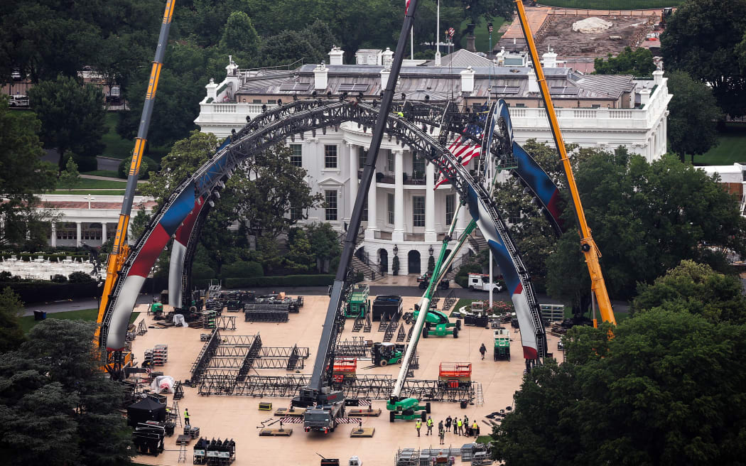 WASHINGTON, DC - MAY 26: Construction continues for the upcoming UFC match on the South Lawn of the White House on May 26, 2026 in Washington, DC. President Donald Trump is hosting a UFC match on the White House grounds in honor of the 250th anniversary of the United States. (Photo by Kevin Dietsch/Getty Images)