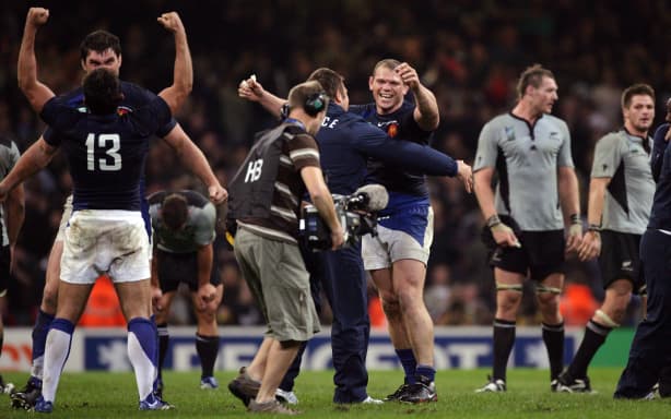 France celebrate as the All Blacks look on after the World Cup loss in 2007 at Millennium Stadium, Cardiff, Wales. Saturday 6 October 2007. France won the match 20-18. Photo: Andrew Cornaga/PHOTOSPORT
