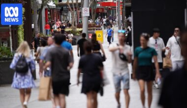 Australia's economy growing at 2.5 per cent annually as slowdown begins