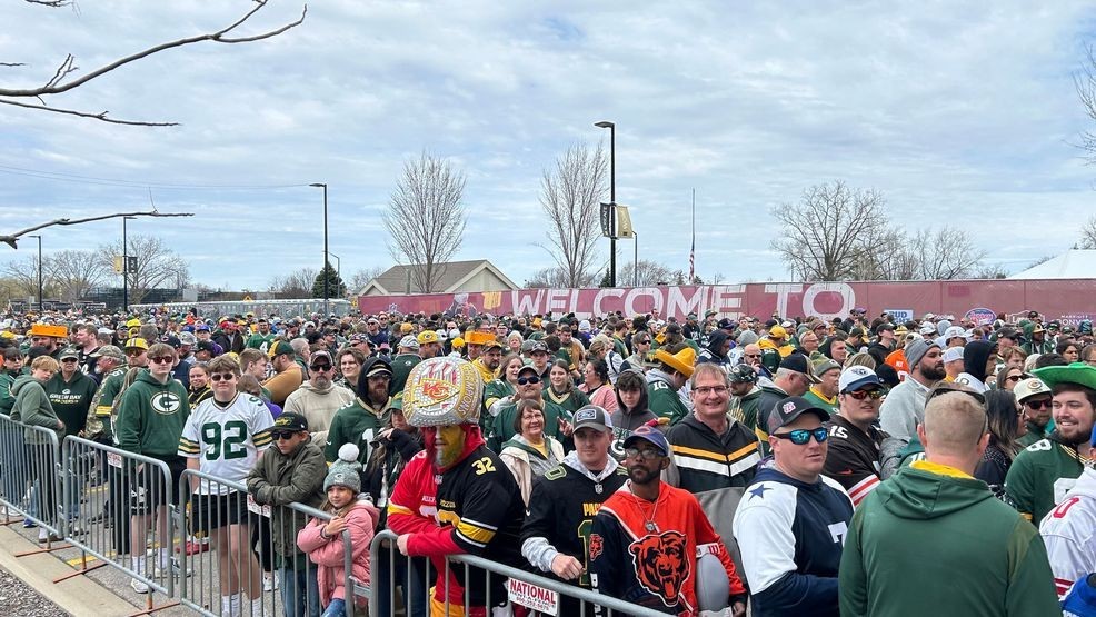 Fans wait to get into the NFL Experience for the NFL Draft, April 24, 2025. (WLUK/Marlo Lundak){ }{p}{/p}